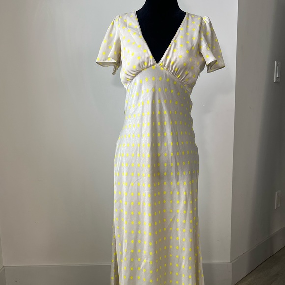 Perfect for the spring! Silk material. Polka dot. Size small - Picture 4 of 4